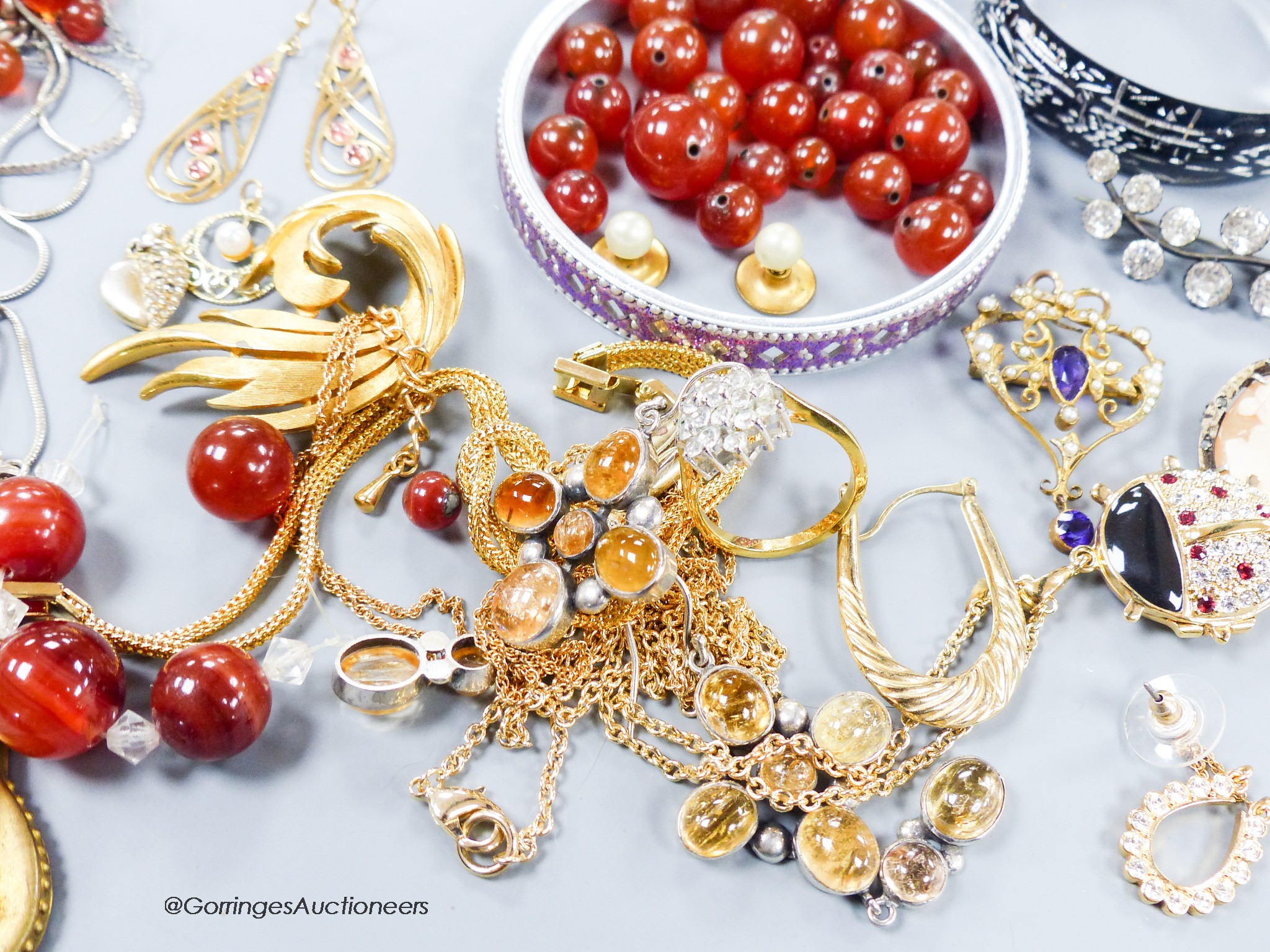 A group of mixed jewellery including yellow metal pendant, a micro mosaic banjo brooch, etc.